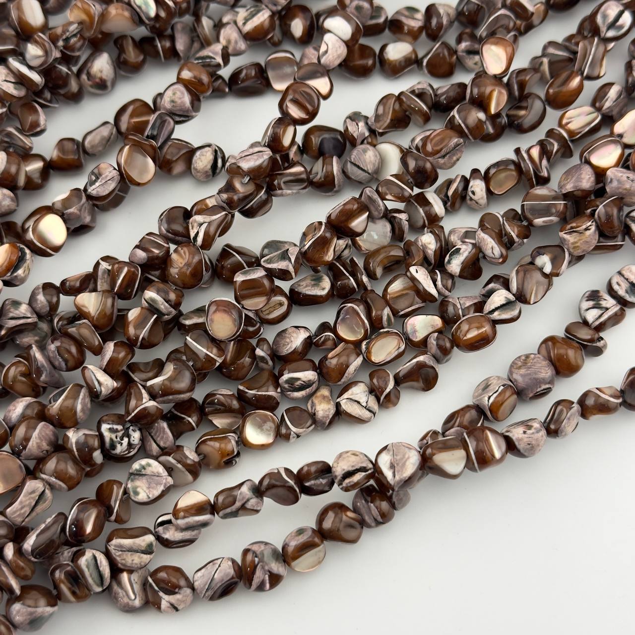 Перламутр коричневый средний размер бусин 6*8мм натуральный камень